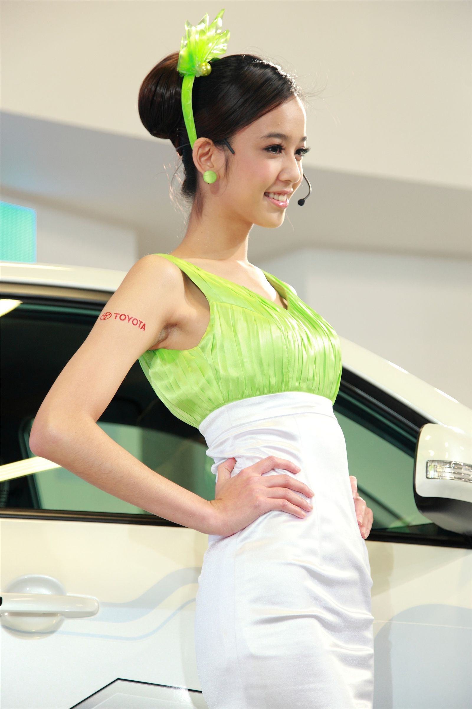 Chen Tingni and Wang Xintian 32 domestic beauty models of 2012 Int l Auto Show - (Toyota)